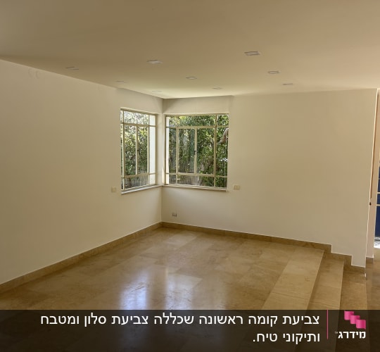 חדר ריק עם קירות לבנים ורצפת שיש